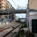 Alla nostra sinistra si trovano i binari della ferrovia: qui fino a qualche anno fa cera un passaggio a livello che permetteva di accedere al rione Madonnella (foto di Antonio Caradonna)